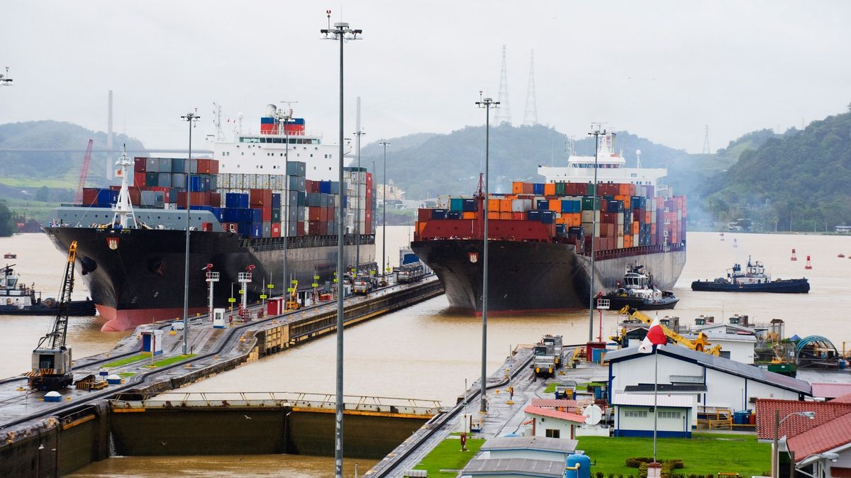 Před Panamským průplavem se tvoří zácpa. Ve frontě čeká 200 nákladních lodí